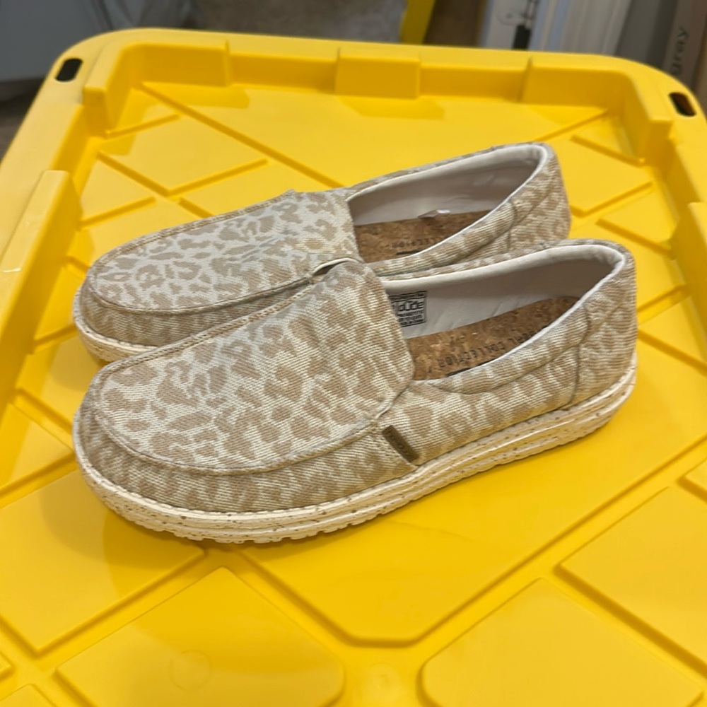 Hey Dude! Crème and beige leopard print!